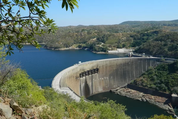 Kariba-Dam-border-Zambezi-River-Zimbabwe-Zambia